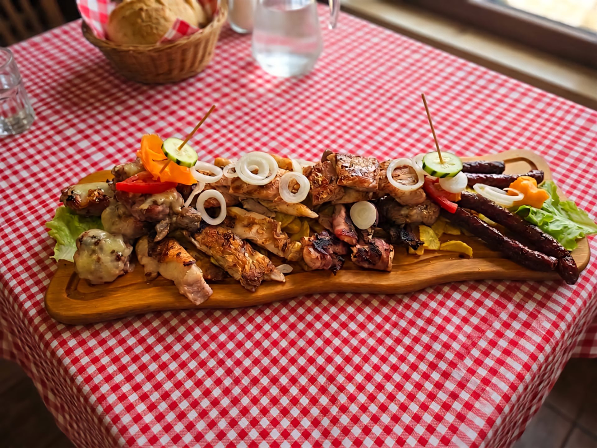 Domaća hrana u restoranu Sladak Život
