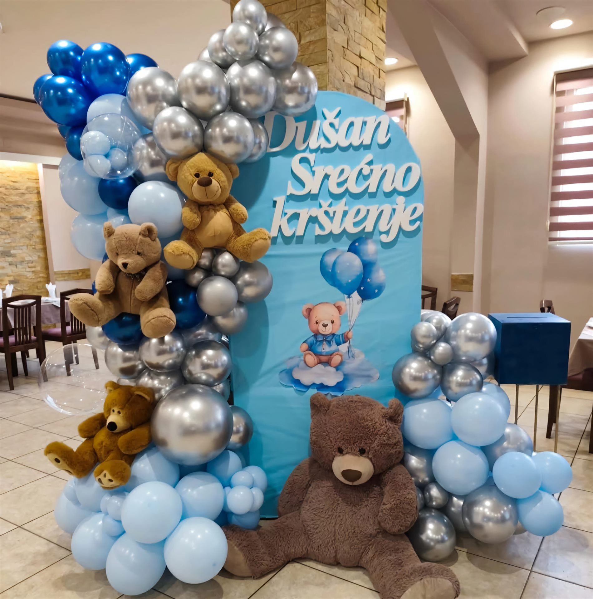 Proslava u restoranu Sladak Život